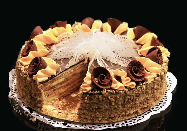 Gâteau au chocolat sur fond noir — Photo