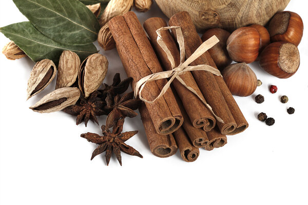 Cinnamon, anise, almond and laurus