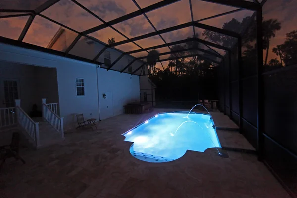 在晚上的游泳池 — 图库照片