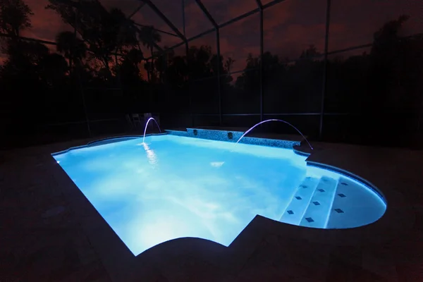 在晚上的游泳池 — 图库照片