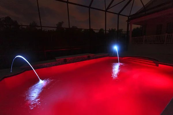 Вночі басейн — стокове фото