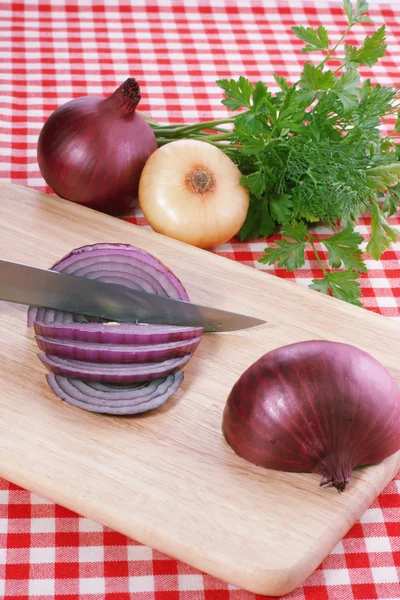 Rote Zwiebel und Messer — Stockfoto