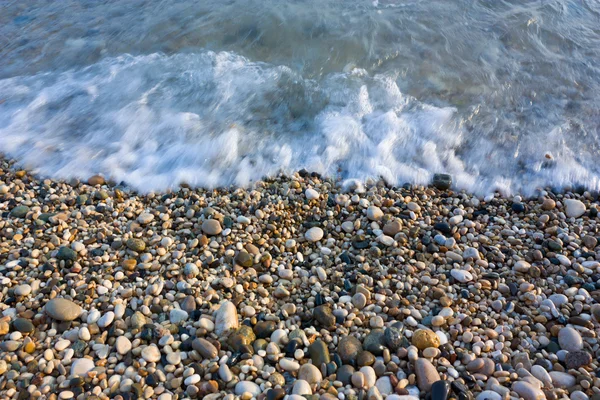 Onda do mar na praia de seixos — Fotografia de Stock