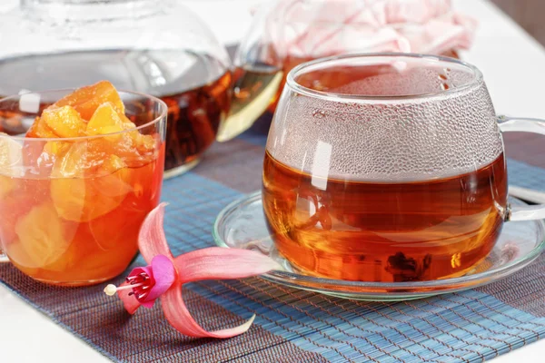 Schwarzer Tee und Apfelmarmelade — Stockfoto
