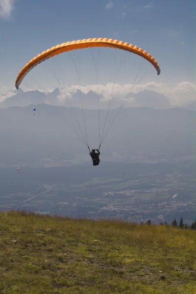 Paraglider over ossiach (Karinthië, Oostenrijk) — Stockfoto