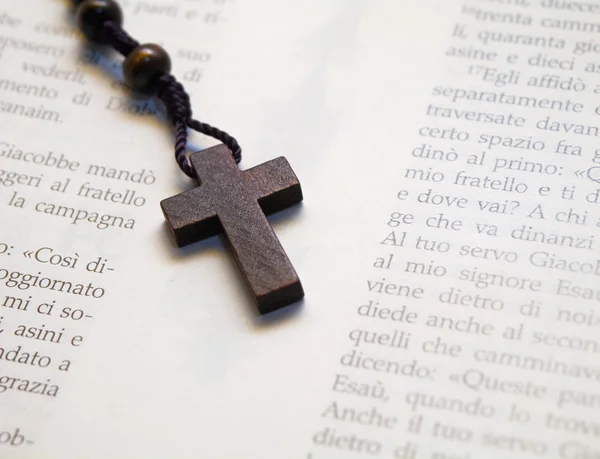 Kreuz auf einer Seite der Heiligen Bibel — Stockfoto