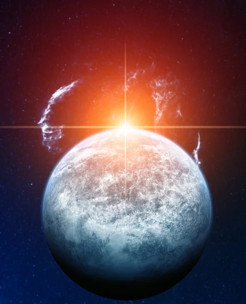 Blauer Planet mit roter Sonne und Schleiernebel auf Hintergrund — Stockfoto