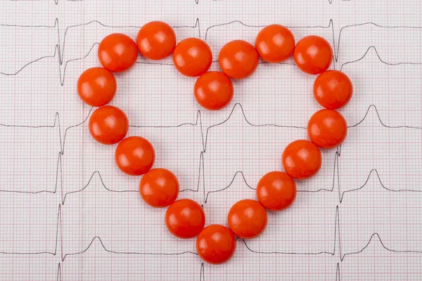 Serce pigułki na EKG — Zdjęcie stockowe