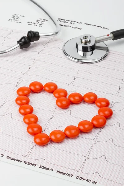 Kalp hapları üzerinde EKG — Stok fotoğraf