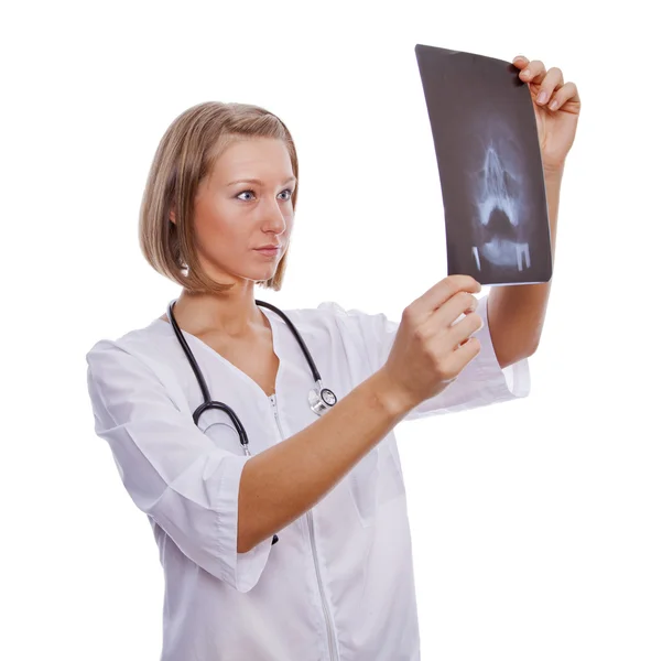 Женщина-врач анализирует МРТ — стоковое фото