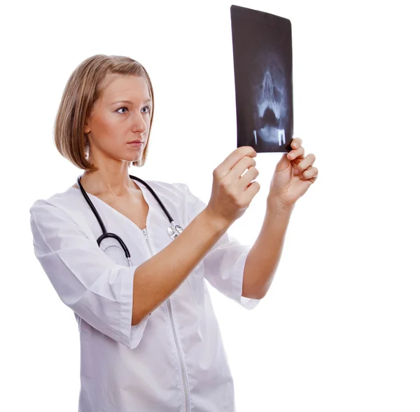 Женщина-врач анализирует МРТ — стоковое фото