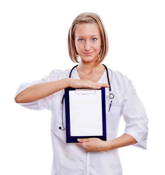 Cute nurse shows a blank paper sheet on clipboard — Stock Photo, Image