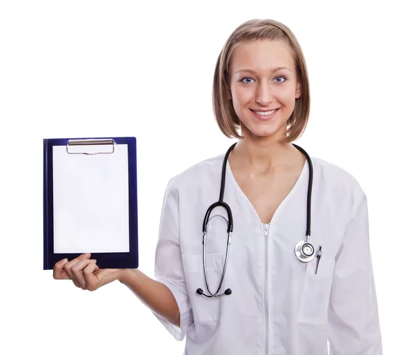 Linda enfermera muestra una hoja de papel en blanco en el portapapeles — Foto de Stock