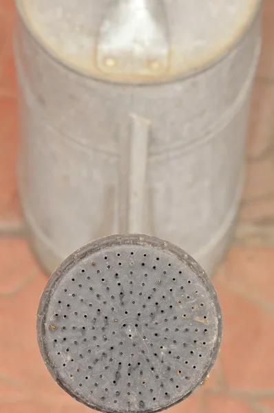 Пластиковый спрей для полива металлического сада — стоковое фото