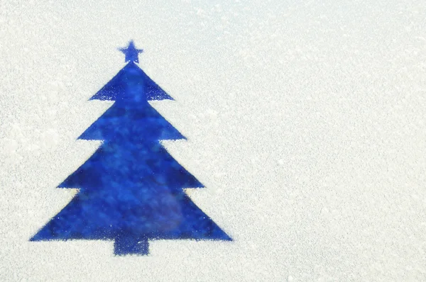 Vánoční strom na zamrzlé okno — Stock fotografie