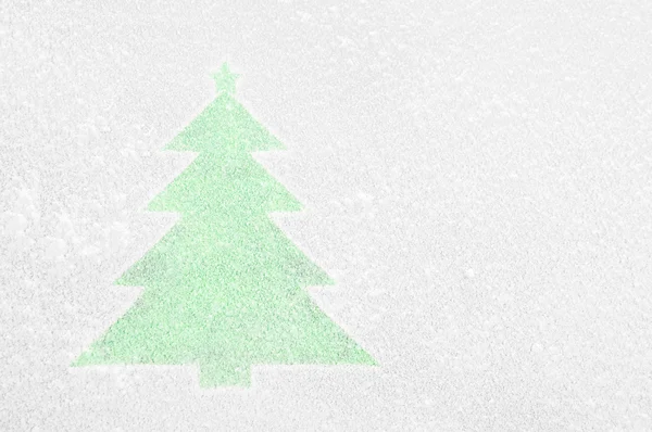 Vánoční strom na zamrzlé okno. — Stock fotografie