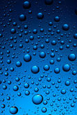 kapky vody na modré