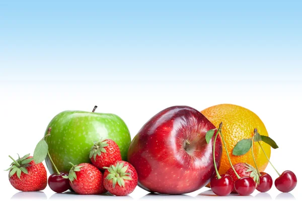 Frutas frescas de verão isoladas em branco — Fotografia de Stock