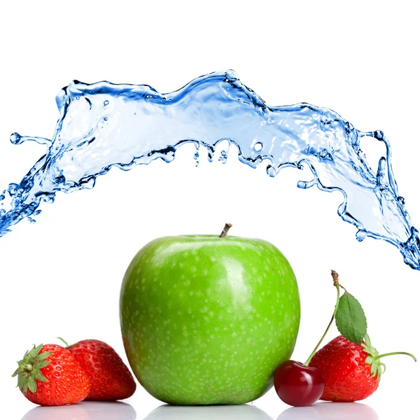 Frutas frescas de verão com respingo de água isolado em branco — Fotografia de Stock