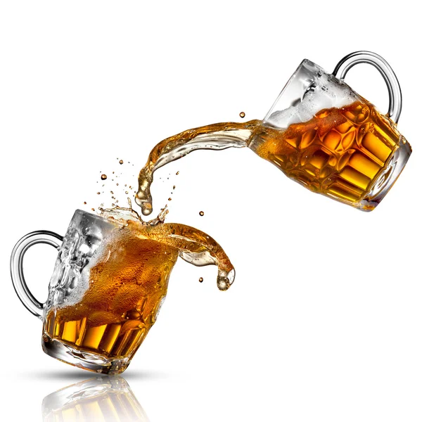 Salpicadura de cerveza en vasos aislados en blanco —  Fotos de Stock
