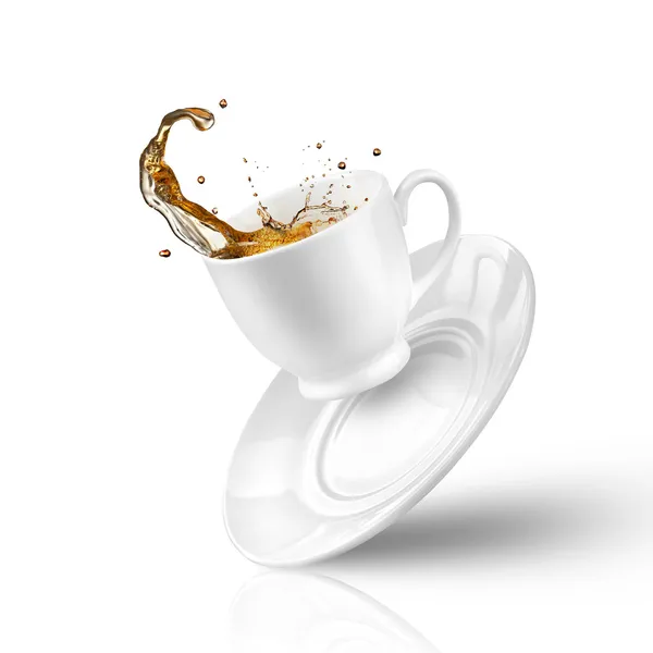 Splash van thee in de vallende cup geïsoleerd op wit — Stockfoto