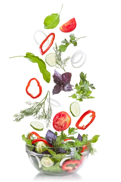 Fallande grönsaker för sallad isolerad på vit — Stockfoto