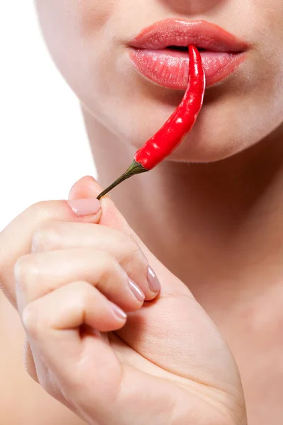 Jonge vrouw met chili peper op witte geïsoleerd — Stockfoto