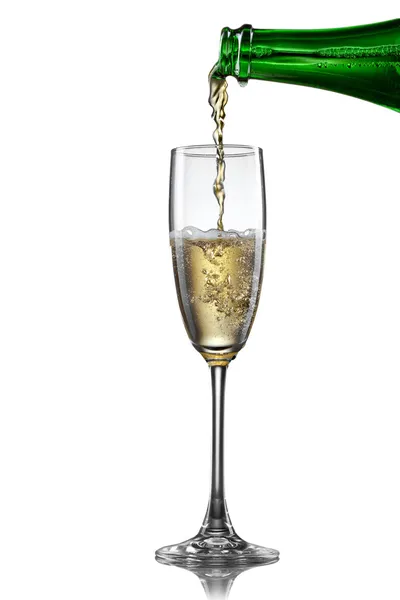 Şampanya cam üzerine beyaz izole içine dökme — Stok fotoğraf
