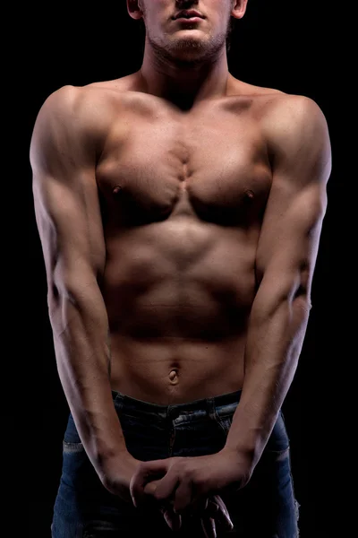 Muskulöser nackter Mann auf schwarz — Stockfoto
