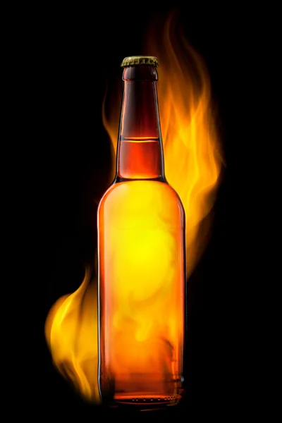 Pivní láhev v ohni na černém pozadí — Stock fotografie