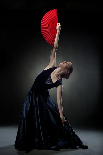 Młoda kobieta taniec flamenco na czarny — Zdjęcie stockowe