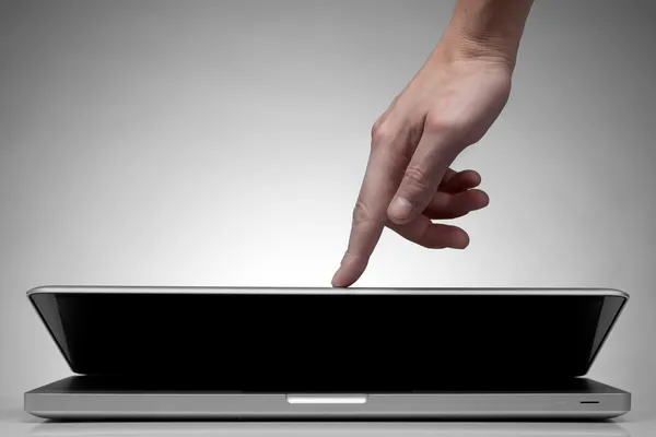 Mão fechando laptop no branco — Fotografia de Stock