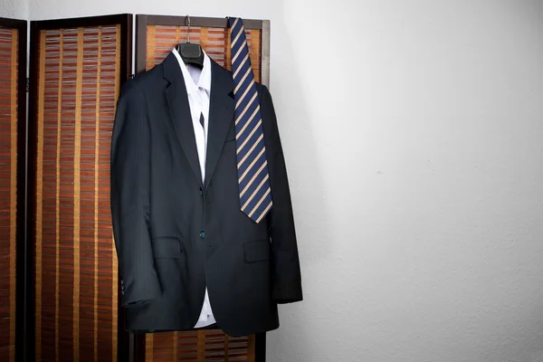 Pánská oblek viset na ramínka — Stock fotografie