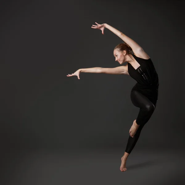Attraktive junge Frau tanzt — Stockfoto