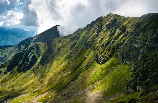 Montanhas Cárpatas na fronteira entre a Ucrânia e a Roménia — Fotografia de Stock