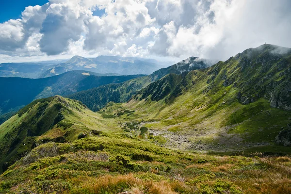 Berge: Karpaten an der Grenze zwischen der Ukraine und Rumänien — Stockfoto