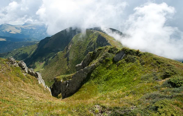 Montañas de los Cárpatos en Ucrania: en la cresta —  Fotos de Stock