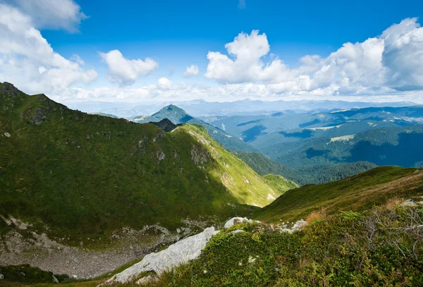 Montanhas Cárpatas na Ucrânia e na Roménia: no cume — Fotografia de Stock