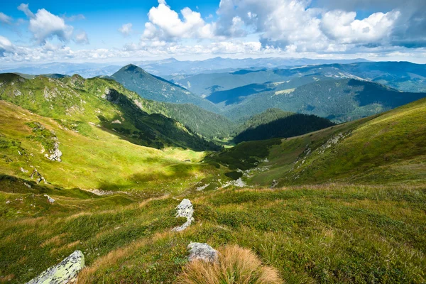 Karpaterna bergslandskap i Ukraina — Stockfoto