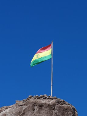 Açık mavi gökyüzü karşı Bolivya Cumhuriyeti bayrağı