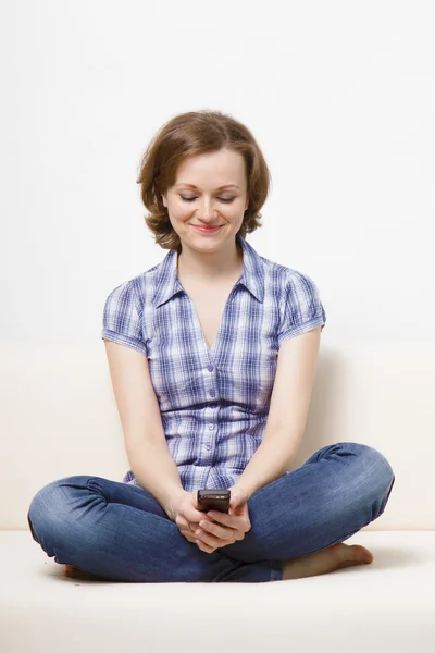 Aantrekkelijk meisje met een mobiele telefoon — Stockfoto