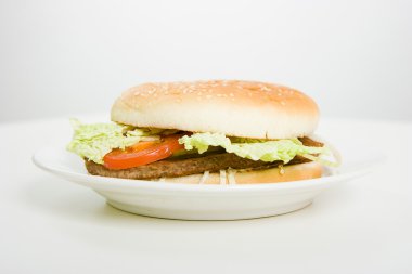 Tabakta hamburger.