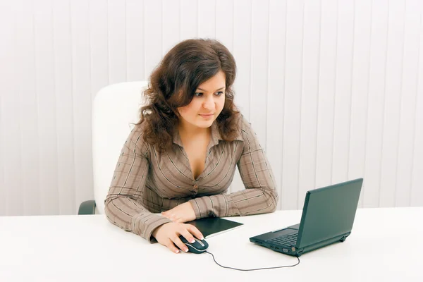 A mulher jovem com computador portátil — Fotografia de Stock