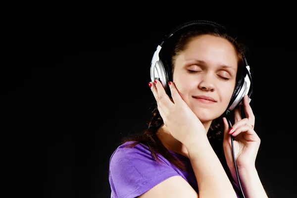 Menina sorridente nos fones de ouvido — Fotografia de Stock