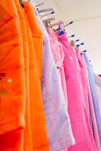 Kinderhosen auf Kleiderbügel im Geschäft — Stockfoto