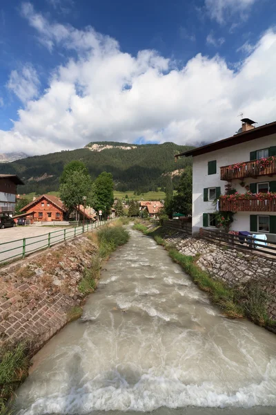Petit ruisseau à Pozza di Fassa, Italie — Photo