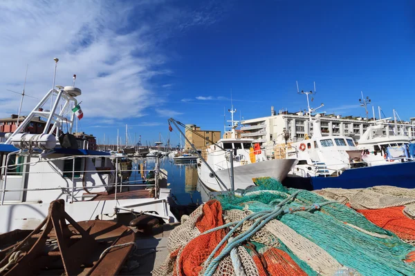 Hafen und Fischerboote — Stockfoto