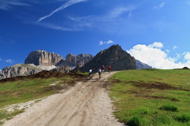 Dolomites üzerinde Bisiklete binme