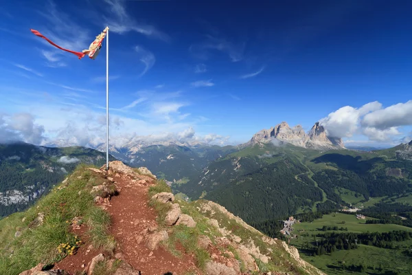 Mountain peak with flag — Stock Photo, Image