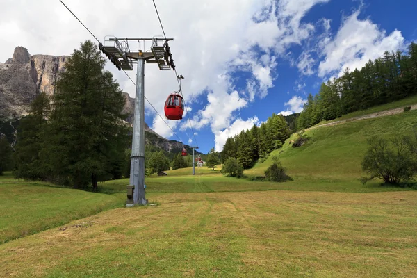 Seilbahn in den Dolomiten — Stockfoto